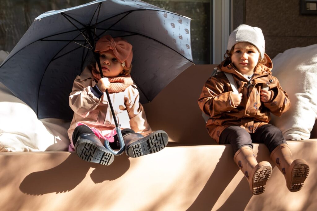 bambini indossano outfit per giornate piovose