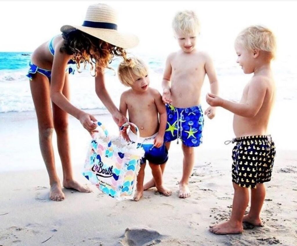 bambini in costume spiaggia con borsa saint barth