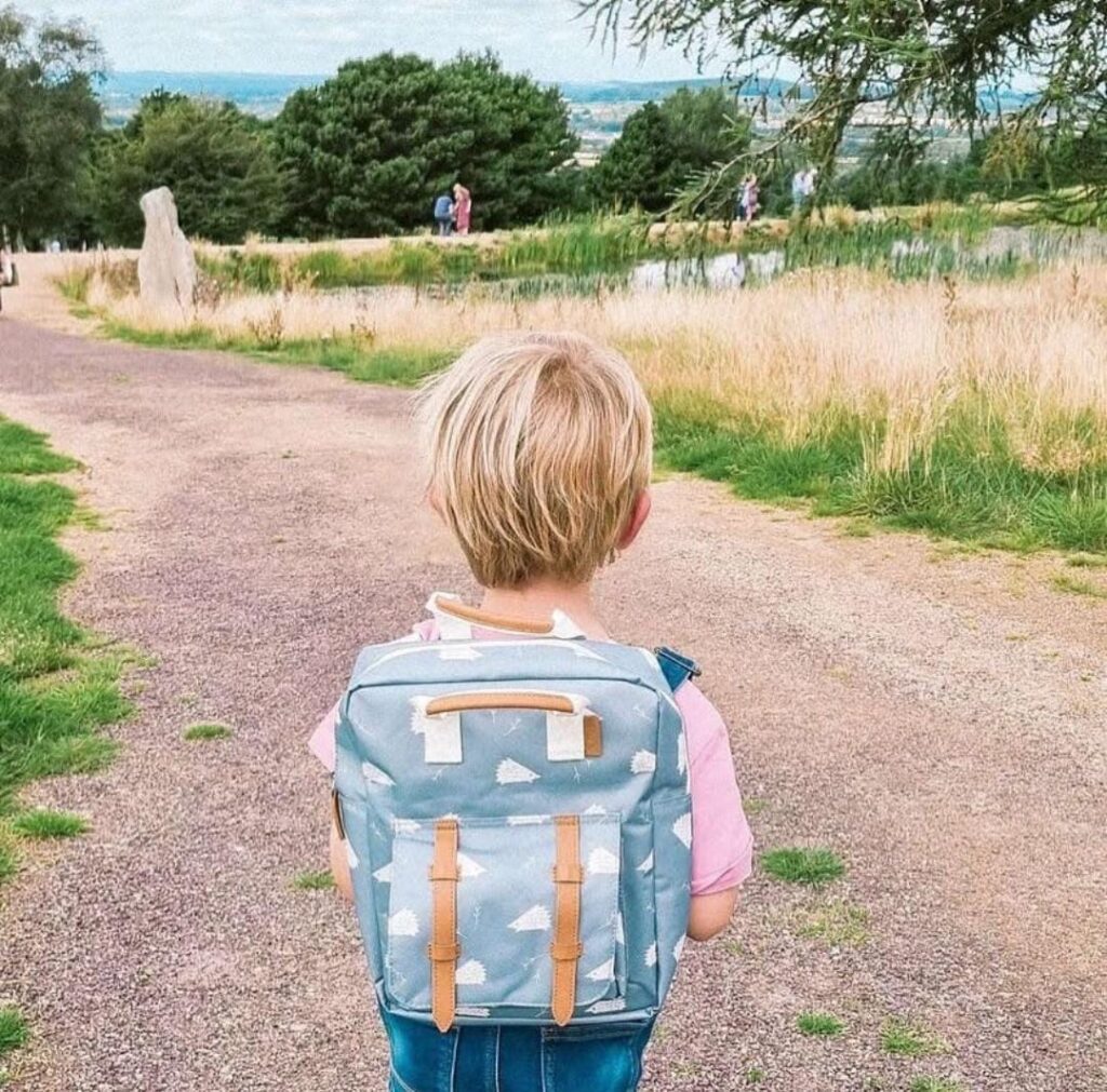 zaino azzurro da bambino per campeggio estivo