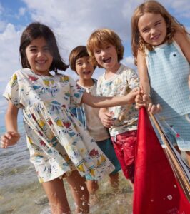 Foto outfit di bambini al campeggio estivo